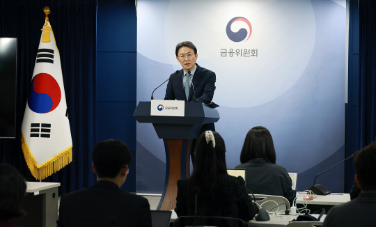 권대영 금융위원회 사무처장이 지난 26일 올해 가계부채 관리 방안 사전브리핑에서 설명하고 있다. [금융위원회 제공]